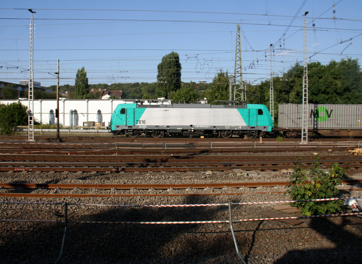 Die Cobra 2816  kommt aus Richtung Montzen(B) mit einem Containerzug aus Genk-Zuid-Haven(B) nach Novara(I) und fährt in Aachen-West ein.
Aufgenommen vom Bahnsteig in Aachen-West.
Bei Sommerwetter am Nachmittag vom 8.9.2016.