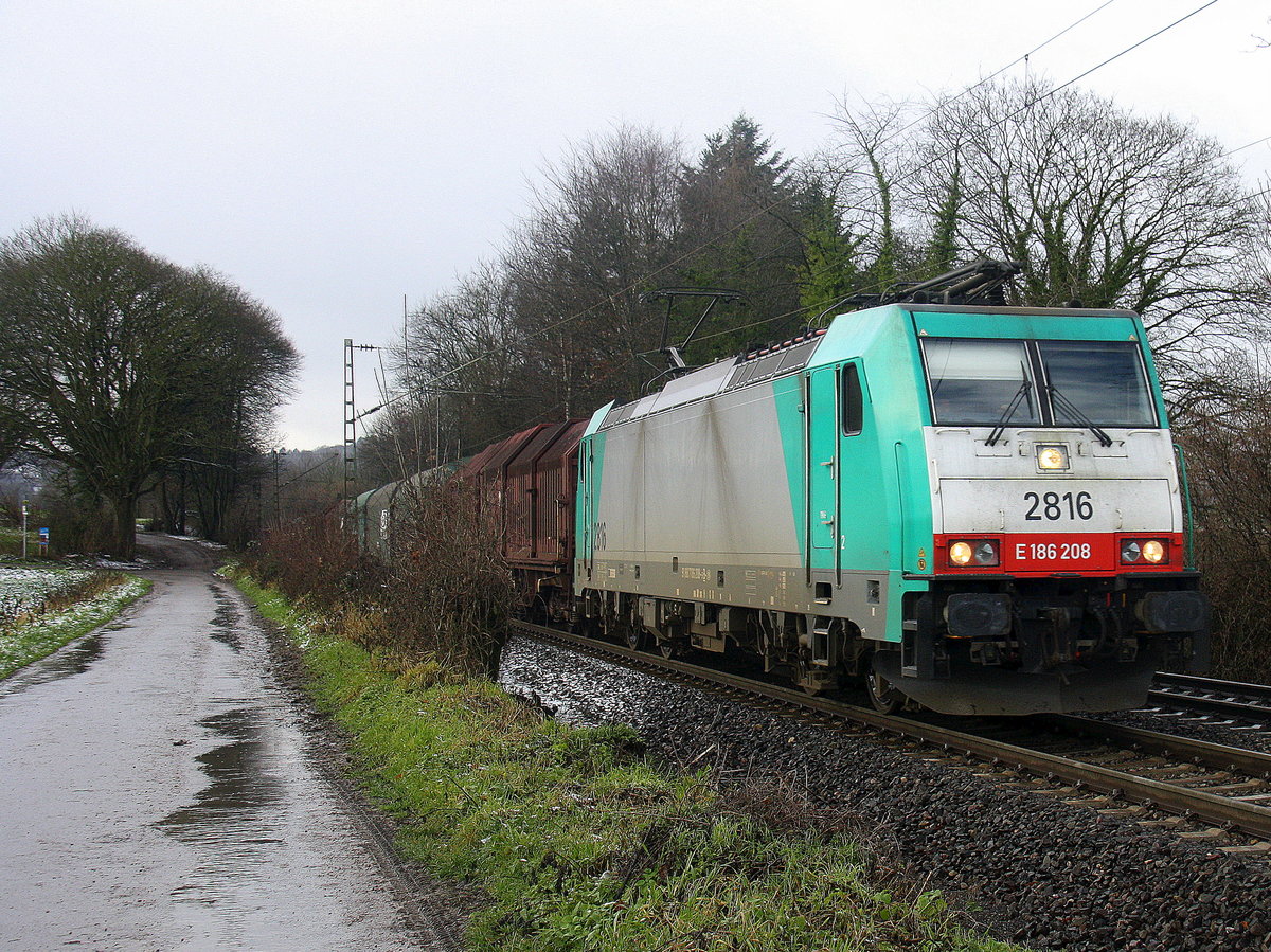 Die Cobra 2816  kommt die Gemmenicher-Rampe herunter nach Aachen-West mit einem gemischten Güterzug aus Antwerpen-Noord(B) nach Köln-Gremberg(D). 
Aufgenommen an der Montzenroute am Gemmenicher-Weg.
Am Kalten Vormittag vom 28.12.2017.