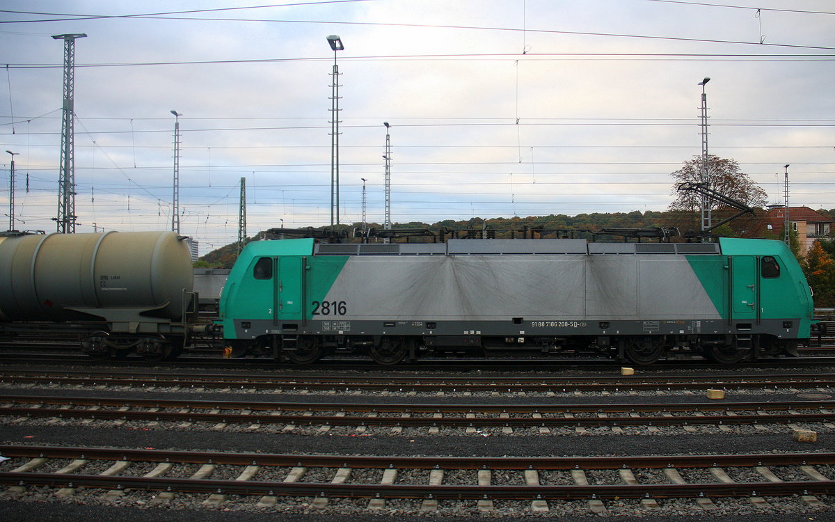 Die Cobra 2816 steht in Aachen-West mit einem Güterzug aus Antwerpen-Noord(B) nach Köln-Gremberg(D) und wartet auf die Abfahrt nach Köln-Gremberg.
Aufgenommen vom Bahnsteig in Aachen-West. 
Bei Regenwolken am Nachmittag vom 19.10.2016.