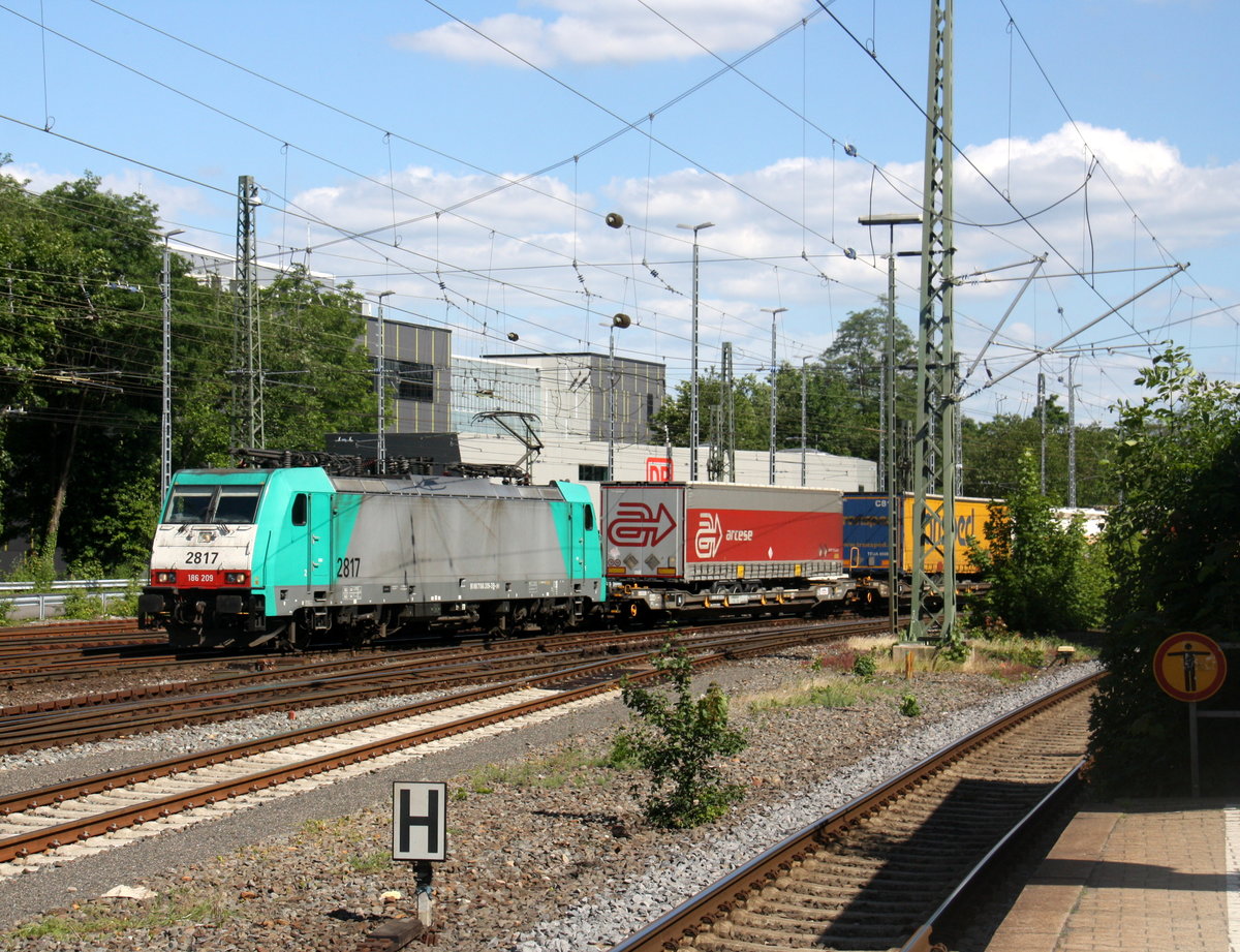 Die Cobra 2817  kommt aus Richtung Montzen(B) mit einem mit einem langen Containerzug aus Zeebrugge(B) nach  Gallarate(I) und fährt in Aacen-West ein.
Aufgenommen vom Bahnsteig in Aachen-West. 
Bei Sommerwetter am Nachmittag vom 10.6.2017. 