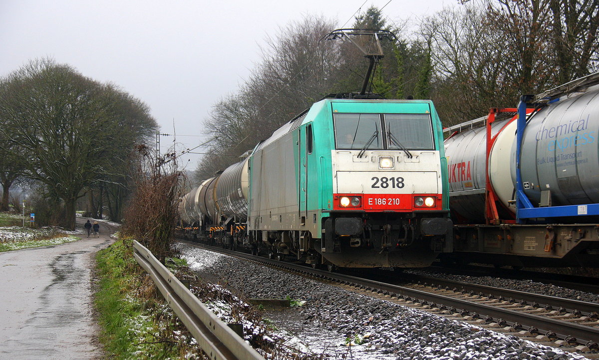 Die Cobra 2818 kommt die Gemmenicher-Rampe herunter nach Aachen-West mit einem Kesselzug aus Antwerpen-BASF nach Ludwigshafen-BASF(D). 
Aufgenommen an der Montzenroute am Gemmenicher-Weg. 
Bei Wolken und Schnee am Kalten Vormittag vom 28.12.2017.