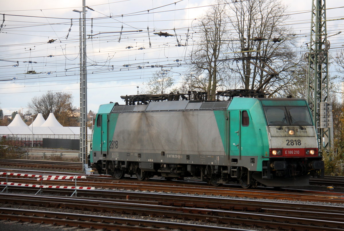 Die Cobra 2818 rangiert in Aachen-West. 
Aufgenommen vom Bahnsteig in Aachen-West. 
Bei Sonnenschein und Wolken am Kalten Nachmittag vom 20.11.2016.
