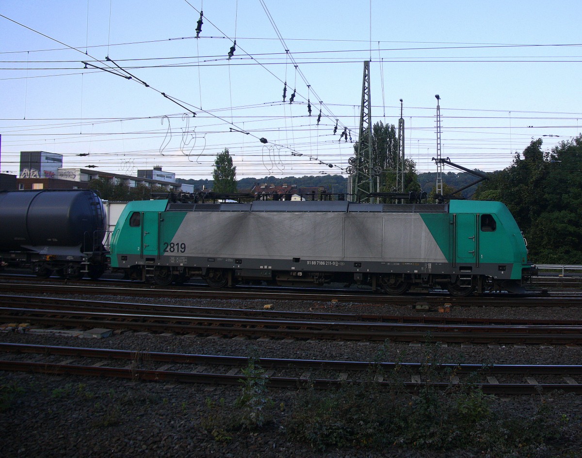 Die Cobra 2819 fährt mit einem langen Kesselzug aus Aachen-West nach Belgien
bei der Ausfahrt aus Aachen-West in Richtung Montzen/Belgien. Aufgenommen vom Bahnsteig in Aachen-West bei schönem Sonnenschein am 22.9.2014.