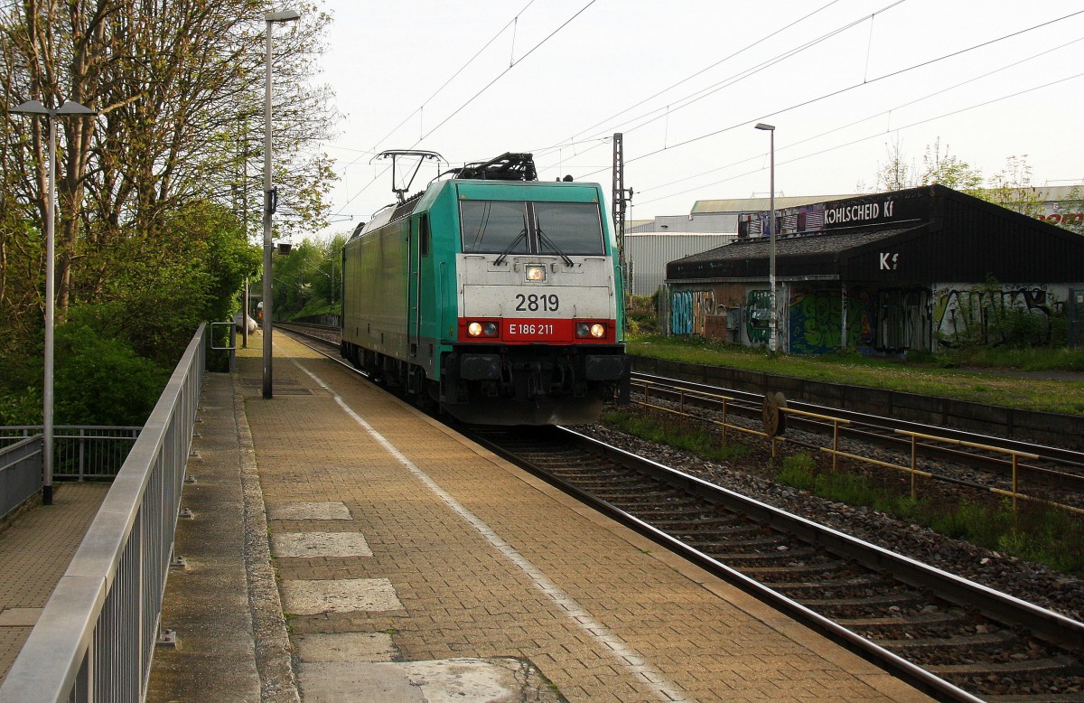 Die Cobra 2819 kommt als Lokzug die Kohlscheider-Rampe hoch aus Richtung Neuss und fährt in Richtung Aachen-West und fährt durch Kohlscheid bei Sonne und Wolken am Morgen des 24.4.2014. 