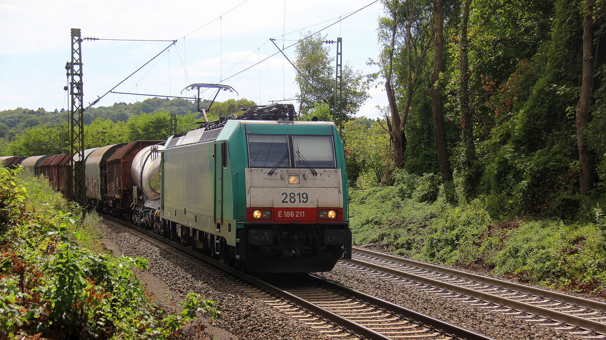 Die Cobra 2819  kommt  leider im gegenlicht die Gemmenicher-Rampe herunter nach Aachen-West mit einem Güterzug aus Antwerpen-Noord(B) nach Köln-Gremberg(D). 
Aufgenommen an der Montzenroute am Gemmenicher-Weg. 
Bei Sommerwetter am Nachmittag vom 30.7.2018.