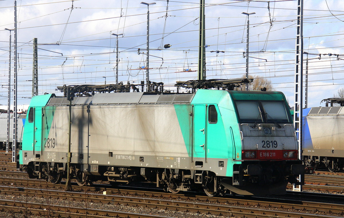 Die Cobra 2819 steht in Aachen-West.
Aufgenommen vom Bahnsteig in Aachen-West. 
Bei Sonne und Wolken am Nachmittag vom 27.3.2016. 