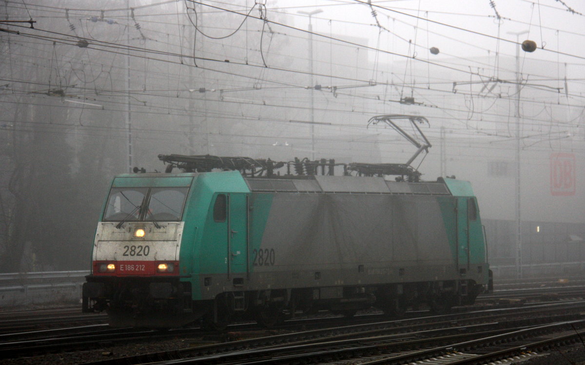 Die Cobra 2820 rangiert in Aachen-West.
Aufgenommen vom Bahnsteig in Aachen-West.
Bei Nebel am Kalten Mittag vom 8.1.2017.