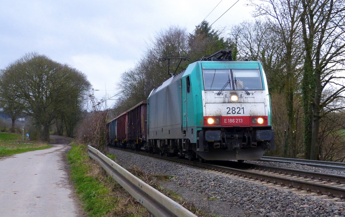 Die Cobra 2821 kommt die Gemmenicher-Rampe herunter nach Aachen-West mit einem Güterzug aus Antwerpen-Noord(B) nach Köln-Gremberg(D). 
Aufgenommen an der Montzenroute am Gemmenicher-Weg. 
Am Nachmittag vom 29.1.2018.