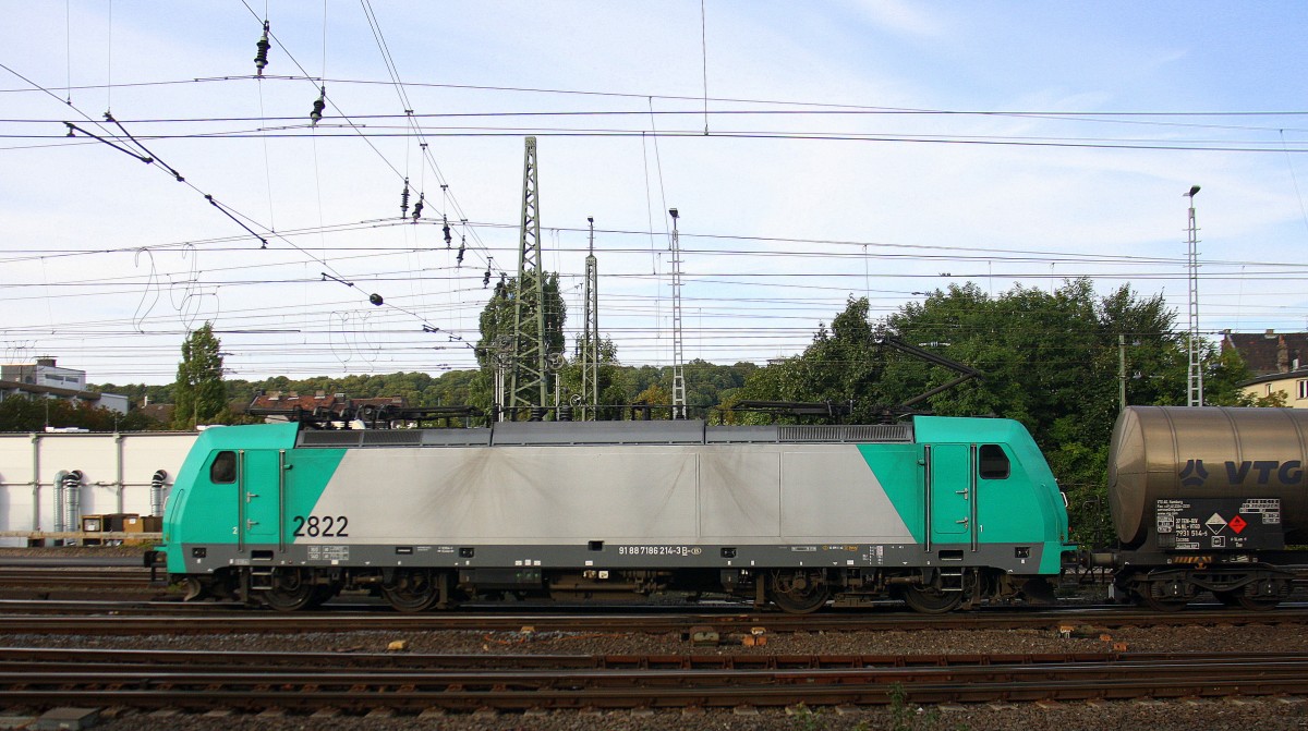 Die Cobra 2822  kommt aus Richtung Montzen/Belgien mit einem langen Kesselzug Antwerpen-Noord(B) nach Burghausen(D)und fährt in Aachen-West ein.
Aufgenommen vom Bahnsteig in Aachen-West bei schönem Sonnenschein am Abend vom 29.8.2014.