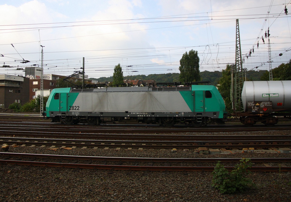 Die Cobra 2822 kommt aus Richtung Montzen/Belgien mit einem langen Kesselzug Antwerpen-Noord(B) nach Burghausen(D) und fährt in Aachen-West ein. Aufgenommen vom Bahnsteig in Aachen-West am 5.9.2014.