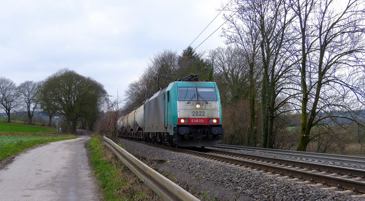 Die Cobra 2822 kommt die Gemmenicher-Rampe herunter nach Aachen-West mit einem Antwerpen-Rhodesie(B) nach Schwedt(Oder)(D). 
Aufgenommen an der Montzenroute am Gemmenicher-Weg.
Bei Sonne und Wolken am Kalten Nachmittag vom 26.1.2018.