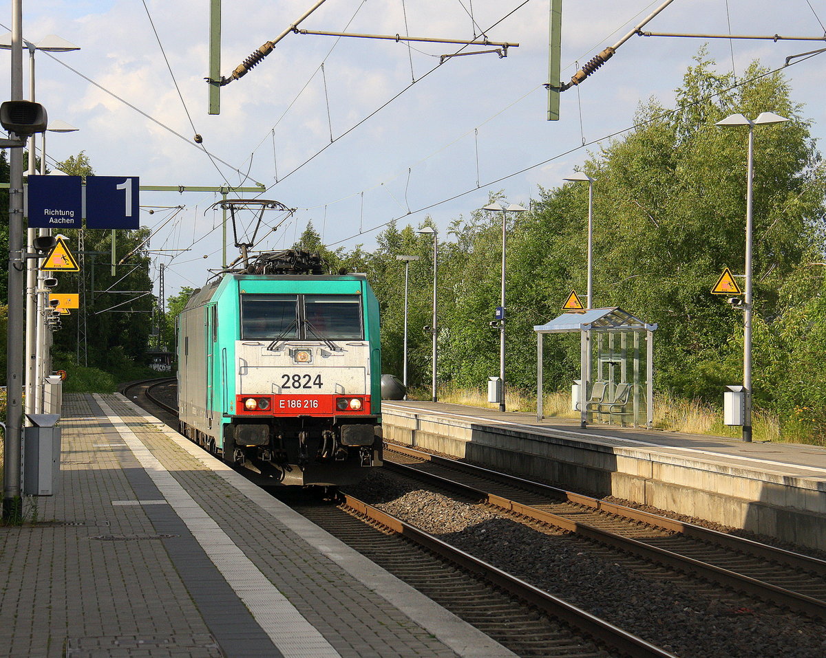 Die Cobra 2824 kommt als Lokzug aus Millingen(D) nach Aachen-West(D) und kommt aus Richtung Mönchengladbach-Hbf,Rheydt-Hbf,Wickrath,Beckrath,Herrath und fährt durch Erkelenz in Richtung Baal,Hückelhoven-Baal,Brachelen,Lindern,Süggerrath,Geilenkirchen,Frelenberg,Zweibrüggen,Übach-Palenberg,Rimburg,Finkenrath,Hofstadt,Herzogenrath, Kohlscheid,Richterich,Laurensberg,Aachen-West. 
Aufgenommen vom Bahnsteig 1 in Erkelenz.
Bei Sommerwetter am Abend vom 9.6.2017.