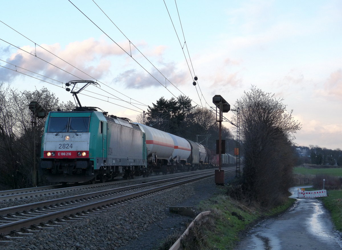 Die Cobra 2824 kommt aus Richtung Aachen-West und fährt die Gemmenicher-Rampe hoch mit einem gemischten Güterzug aus Köln-Gremberg(D) nach Antwerpen-Noord(B) und fährt in Richtung Montzen/Belgien. Aufgenommen an der Montzenroute am Gemmenicher-Weg. In der Abendstimmung am Kalten Abend vom 11.2.2018