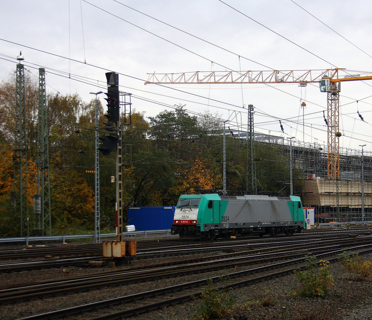 Die Cobra 2824 rangiert in Aachen-West.
Aufgenommen vom Bahnsteig in Aachen-West. 
Bei Sonne und Regenwolken am Vormittag vom 15.11.2014.