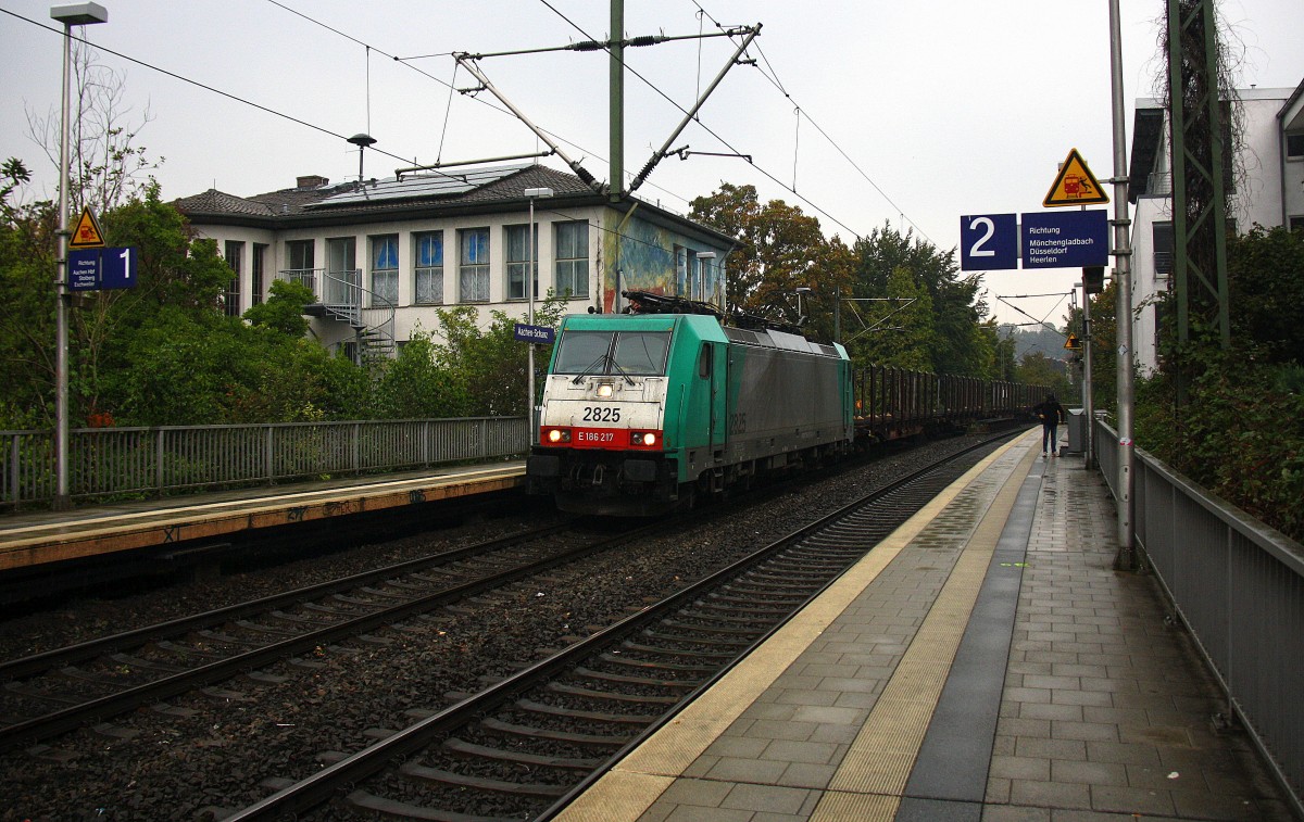 Die Cobra 2825 kommt durch Aachen-Schanz mit einem langen gemischten Güterzug aus Antwerpen-Noord(B) nach Köln-Gremberg und kommt aus Richtung Aachen-West und fährt in Richtung Aachen-Hbf,Köln bei Regenwetter am Nachmittag vom 24.9.2014.