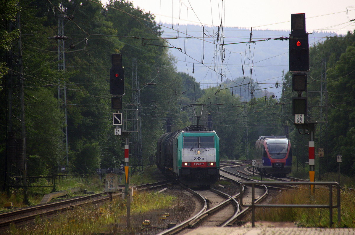 Die Cobra 2825 kommt mit einem Kurzen Güterzug aus Antwerpen-Noord(B) nach Mannheim(D) und kommt aus Richtung Welkenraedt(B),Lontzen(B),Astenet(B),Hergenrath(B),Aachen-Süd,Aachen-Hbf und fährt durch Aachen-Rothe-Erde und fährt in Richtung Aachen-Eilendorf,Stolberg-Hbf(Rheinland)Eschweiler-Hbf,Langerwehe,Düren,Merzenich,Buir,Horrem,Kerpen-Köln-Ehrenfeld,Köln-West,Köln-Süd.
Aufgenommen vom Bahnsteig 1 in Aachen-Rothe-Erde.
Bei Sommerwetter am Nachmittag vom 26.8.2017.