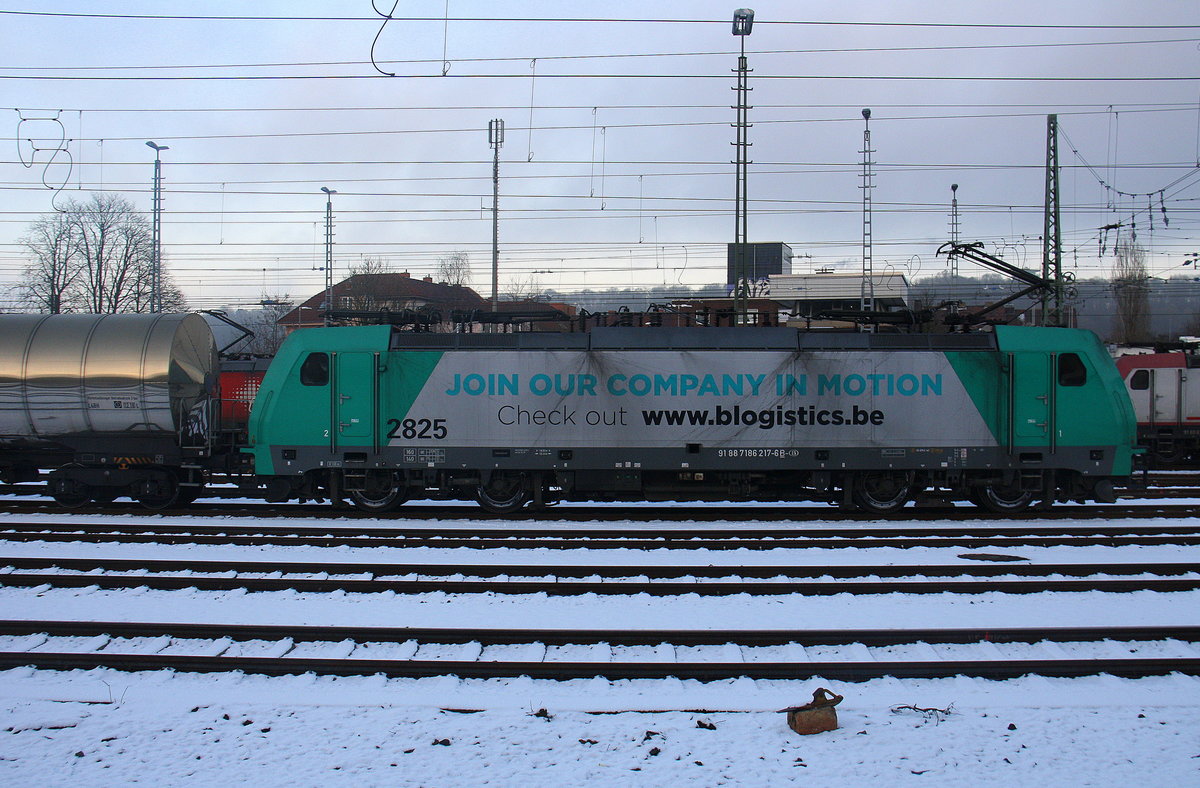 Die Cobra 2825 steht in Aachen-West mit einem langen Kesselzug aus Ludwigshafen-BASF nach Antwerpen-BASF(B) und wartet auf die Abfahrt nach Belgien. 
Aufgenommen vom Bahnsteig in Aachen-West.
Bei Schnee am Kalten Nachmittag vom 2.1.2017.
