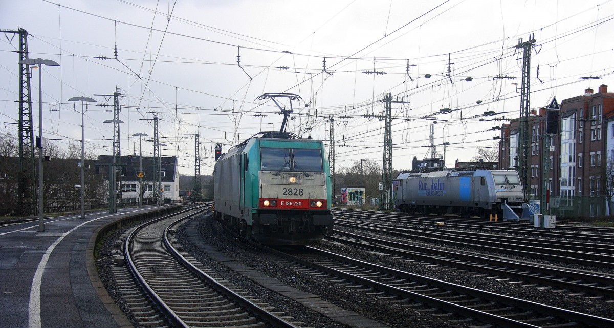 Die Cobra 2828 kommt aus Richtung Köln mit einem langen Kesselzug aus Ludwigshafen-BASF nach Antwerpen-BASF(B) und fährt durch Aachen-Hbf in Richtung Aachen-Schanz,Aachen-West.
Aufgenommen vom Bahnsteig 2 vom Aachen-Hbf bei Sonne und Regenwolken am Vormittag vom 31.3.2015.