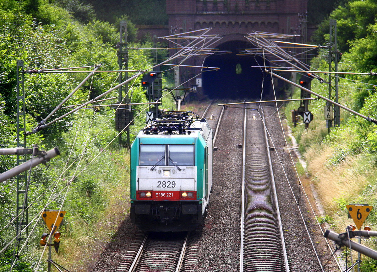 Die Cobra 2829 kommt als Lokzug aus Belgien nach Aachen-West und kam aus dem Gemmenicher-Tunnel und fährt die Gemmenicher-Rampe herunter nach Aachen-West. Aufgenommen bei Reinartzkehl an der Montzenroute.
Bei Sommerwetter am Nachmittag vom 11.7.2016.