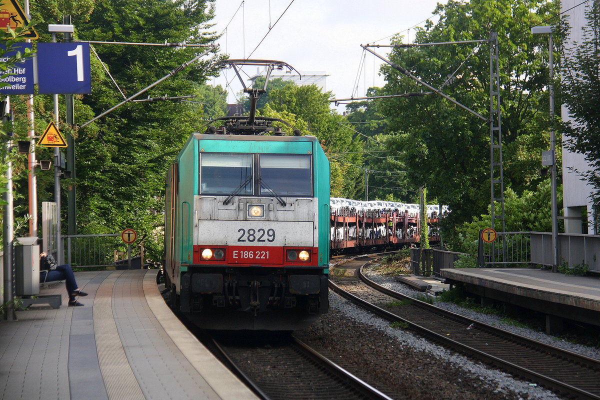 Die Cobra 2829 kommt aus Richtung Aachen-West mit einem Audizug aus Muizen(B) nach Köln-Gremerg(D) und fährt durch Aachen-Schanz in Richtung Aachen-Hbf,Aachen-Rothe-Erde,Stolberg-Hbf(Rheinland)Eschweiler-Hbf,Langerwehe,Düren,Merzenich,Buir,Horrem,Kerpen-Köln-Ehrenfeld,Köln-West,Köln-Süd. Aufgenommen vom Bahnsteig von Aachen-Schanz. 
Am einem schönem Sommermorgen vom 11.7.2017.