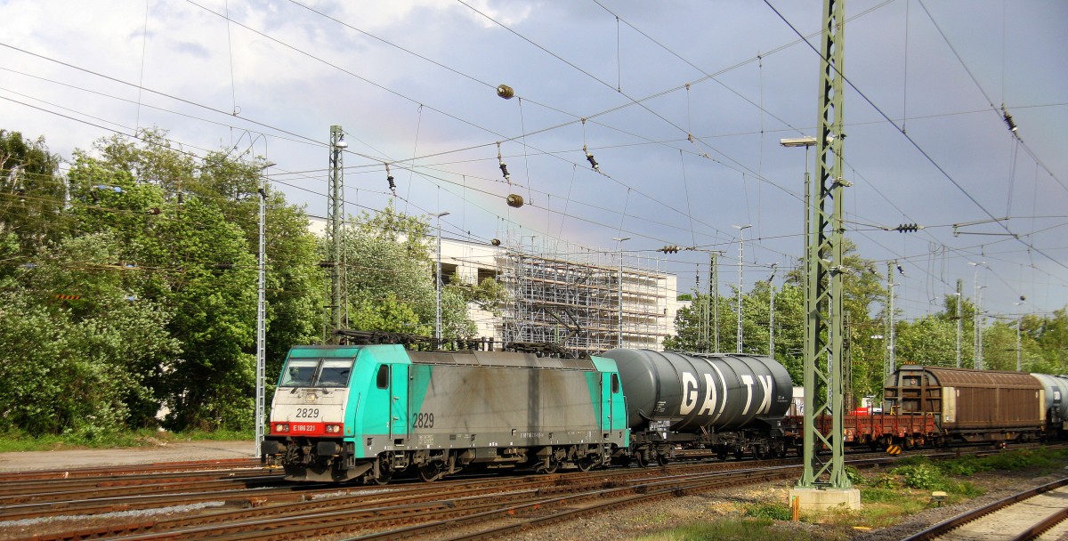 Die Cobra 2829  kommt aus Richtung Köln,Aachen-Hbf mit einem langen gemischten Güterzug aus Köln-Gremberg nach Antwerpen-Noord(B) und fährt in Aachen-West ein.
Aufgenommen vom Bahnsteig in Aachen-West bei Sonne und Regen und einen Regenbogen am Himmel über Aachen-West am Abend vom 9.5.2014.