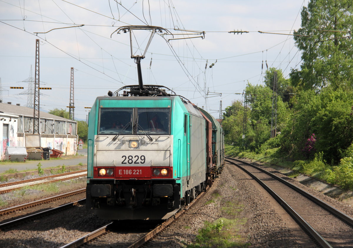 Die Cobra 2829  kommt mit einem Güterzug aus Süden nach Antwerpen-Noord(B) und kommt aus Richtung Koblenz,Bonn und fährt durch Roisdorf bei Bornheim in Richtung Köln,Aachen. Aufgenommen vom Bahnsteig in Roisdorf bei Bornheim. 
Bei schönem Sonnenschein und Wolken am Nachmittag vom 1.5.2018.