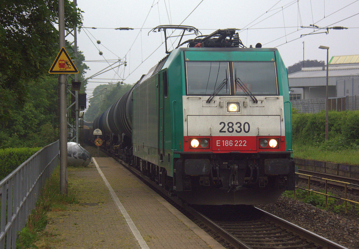 Die Cobra 2830 kommt als Umleiter mit einem gemischten Güterzug aus Köln-Gremberg(D) nach Antwerpen-Noord(B) und fährt durch Kohlscheid aus Richtung Herzogenrath und fährt die Kohlscheider-Rampe hoch nach Aachen-West. 
Aufgenommen von Bahnsteig 2 in Kohlscheid.
Bei Nieselregen am Nachmittag vom 13.5.2018.