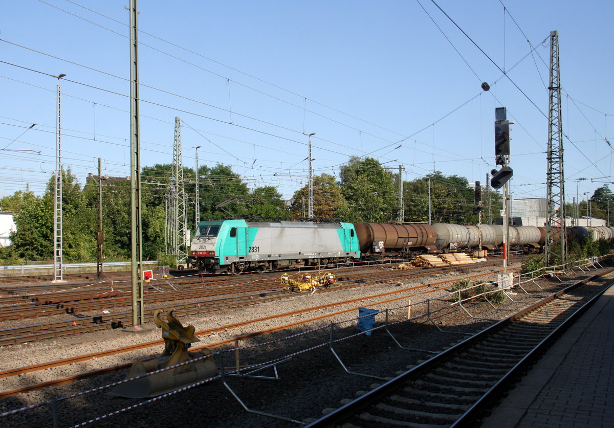 Die Cobra 2831 kommt aus Montzen(B) mit einem Kesselzug aus Antwerpen-BASF(B) nach Ludwigshafen-BASF(D) und fährt in Aachen-West ein. Aufgenommen vom Bahnsteig in Aachen-West.
Bei Sommerwetter am Nachmittag vom 8.9.2016. 