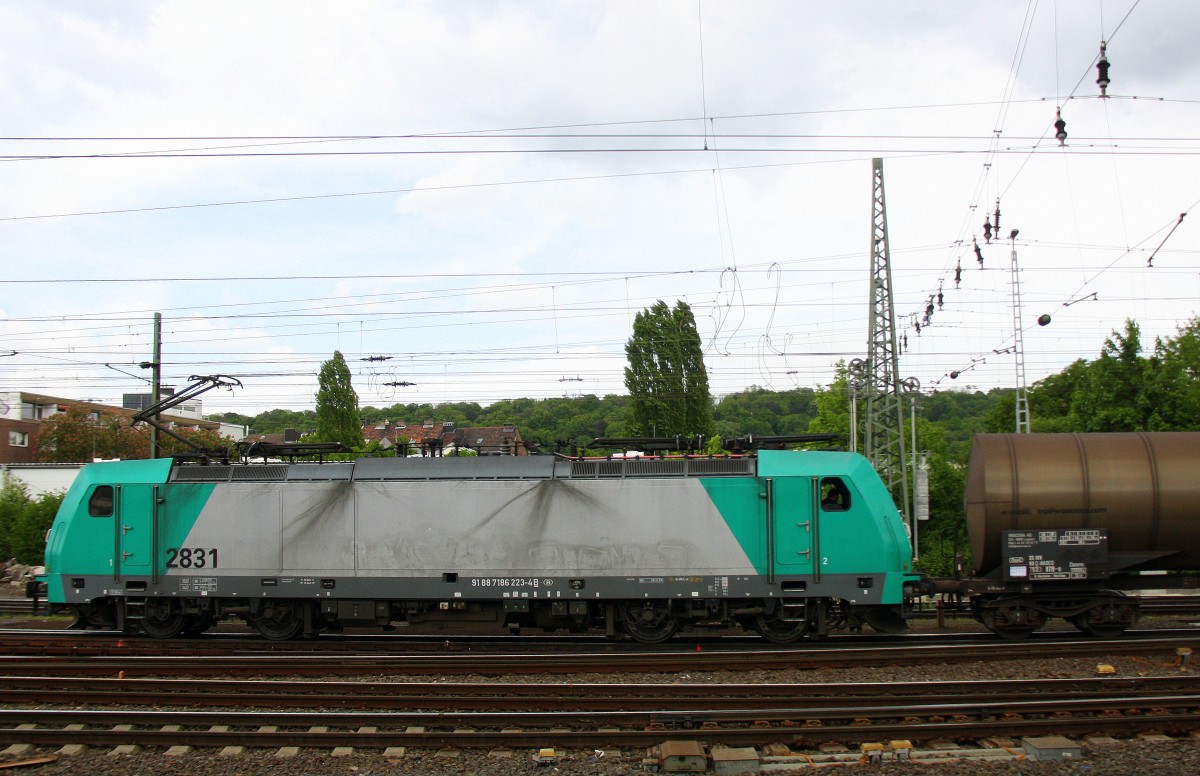 Die Cobra 2831  schiebt einen langen Kesselzug nach Antwerpen-BASF zum Gemmenicher-Tunnel. Vorne fährt Cobra 2826 bei der Ausfahrt aus Aachen-West und fährt in Richtung Belgien.
Aufgenommen vom Bahnsteig in Aachen-West bei Sonne und Wolken am Nachmittag vom 27.4.2014. 