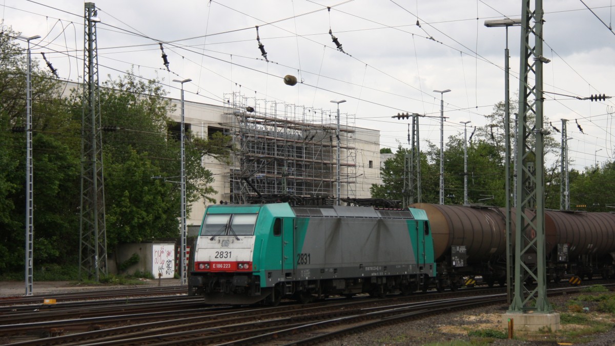 Die Cobra 2831  schiebt einen langen Kesselzug nach Antwerpen-BASF zum Gemmenicher-Tunnel. Vorne fährt Cobra 2826 bei der Ausfahrt aus Aachen-West und fährt in Richtung Belgien.
Aufgenommen vom Bahnsteig in Aachen-West bei Sonne und Wolken am Nachmittag vom 27.4.2014. 