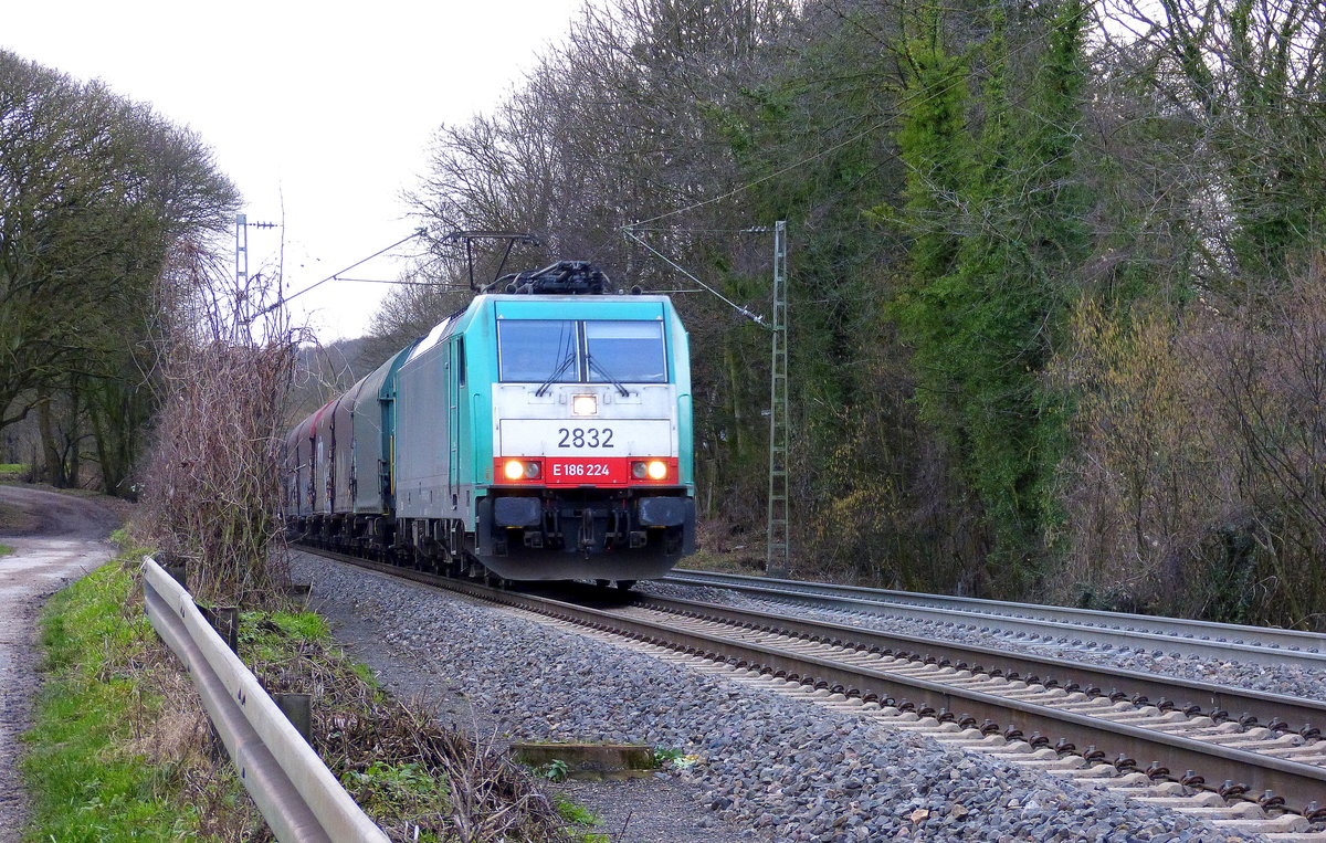 Die Cobra 2832 kommt die Gemmenicher-Rampe herunter nach Aachen-West mit einem Güterzug aus Kinkempois(B) nach Köln-Gremberg(D).
Aufgenommen an der Montzenroute am Gemmenicher-Weg.
Am Nachmittag vom 23.1.2018.