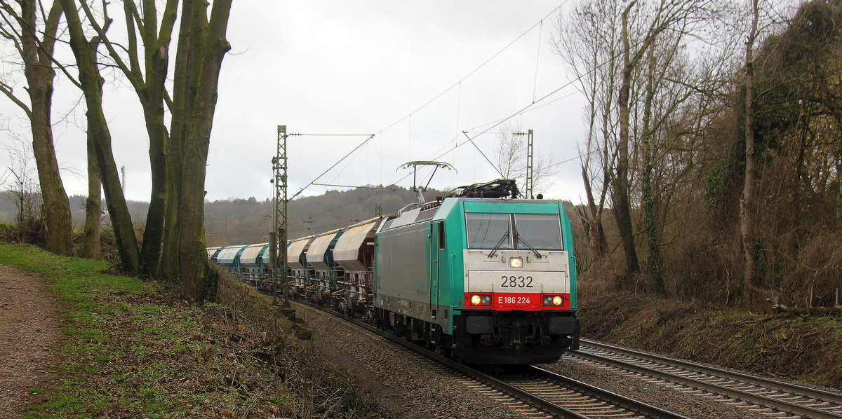 Die Cobra 2832 kommt die Gemmenicher-Rampe herunter nach Aachen-West mit einem schweren Kalkzug aus Hermalle-Huy(B) nach Oberhausen-West(D). 
Aufgenommen an der Montzenroute am Gemmenicher-Weg. 
Bei Regenwolken am Vormittag vom 7.3.2019.