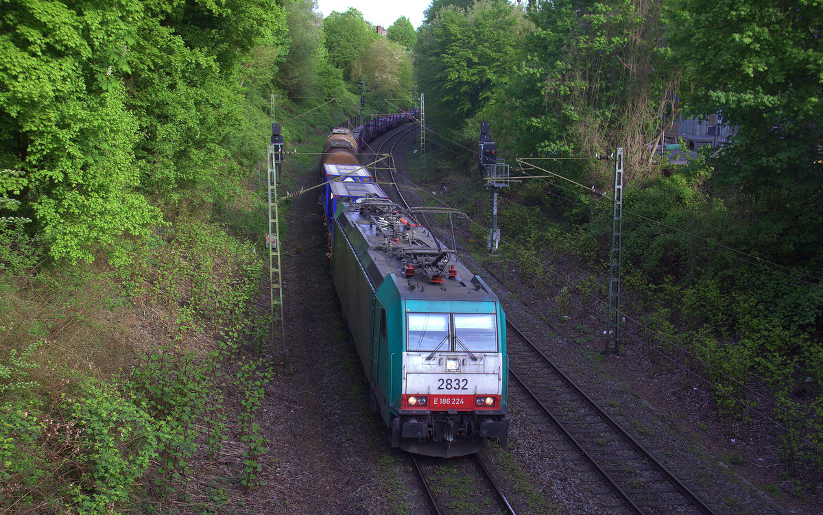 Die Cobra 2832  kommt mit einem Güterzug au Antwerpen-Noord(B) nach Köln-Eifeltor(D) und kommt aus Richtung Aachen-West,Aachen-Schanz und fährt in Richtung Aachen-Hbf,Aachen-Rothe-Erde,Stolberg-Hbf(Rheinland)Eschweiler-Hbf,Langerwehe,Düren,Merzenich,Buir,Horrem,Kerpen-Köln-Ehrenfeld,Köln-West,Köln-Süd. Aufgenommen von einer Brücke von der Weberstraße in Aachen. 
Bei schönem Sonnenschein am Morgen vom 27.4.2018.
