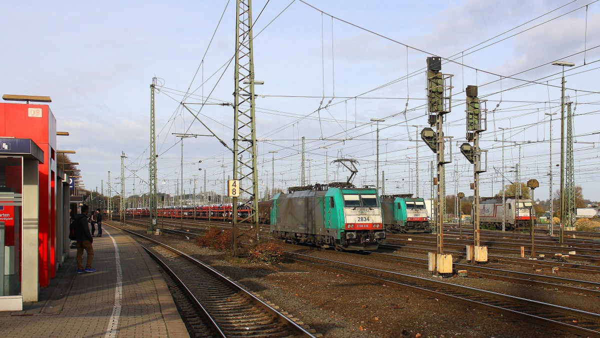 Die Cobra 2834  fährt als Lokzug von Aachen-West nach Belgien bei der Ausfahrt in Aachen-West und fährt in Richtung Montzen/Belgien. Aufgenommen vom Bahnsteig in Aachen-West. 
 Bei schönem Herbstwetter am Morgen vom 14.11.2015.