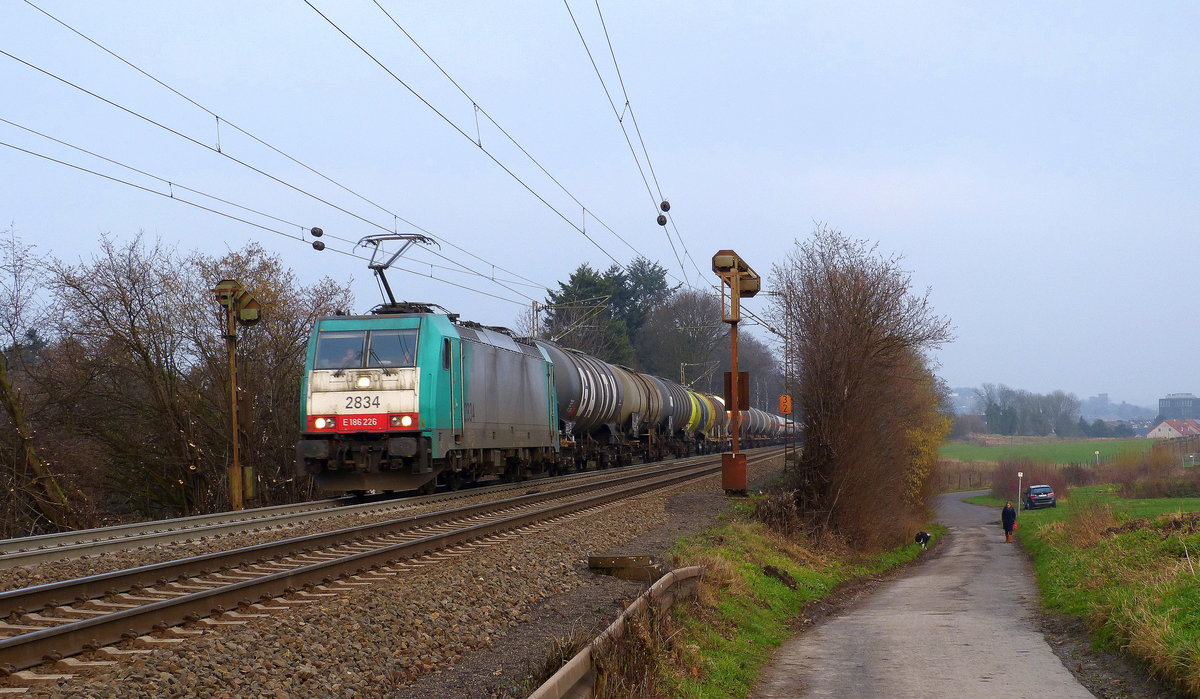 Die Cobra 2834 kommt aus Richtung Aachen-West und fährt die Gemmenicher-Rampe hoch mit einem langen Kesselzug aus Ludwigshafen-BASF nach Antwerpen-BASF(B). 
Aufgenommen an der Montzenroute am Gemmenicher-Weg.
Bei Sonne und Wolken am Nachmittag vom 12.1.2018.