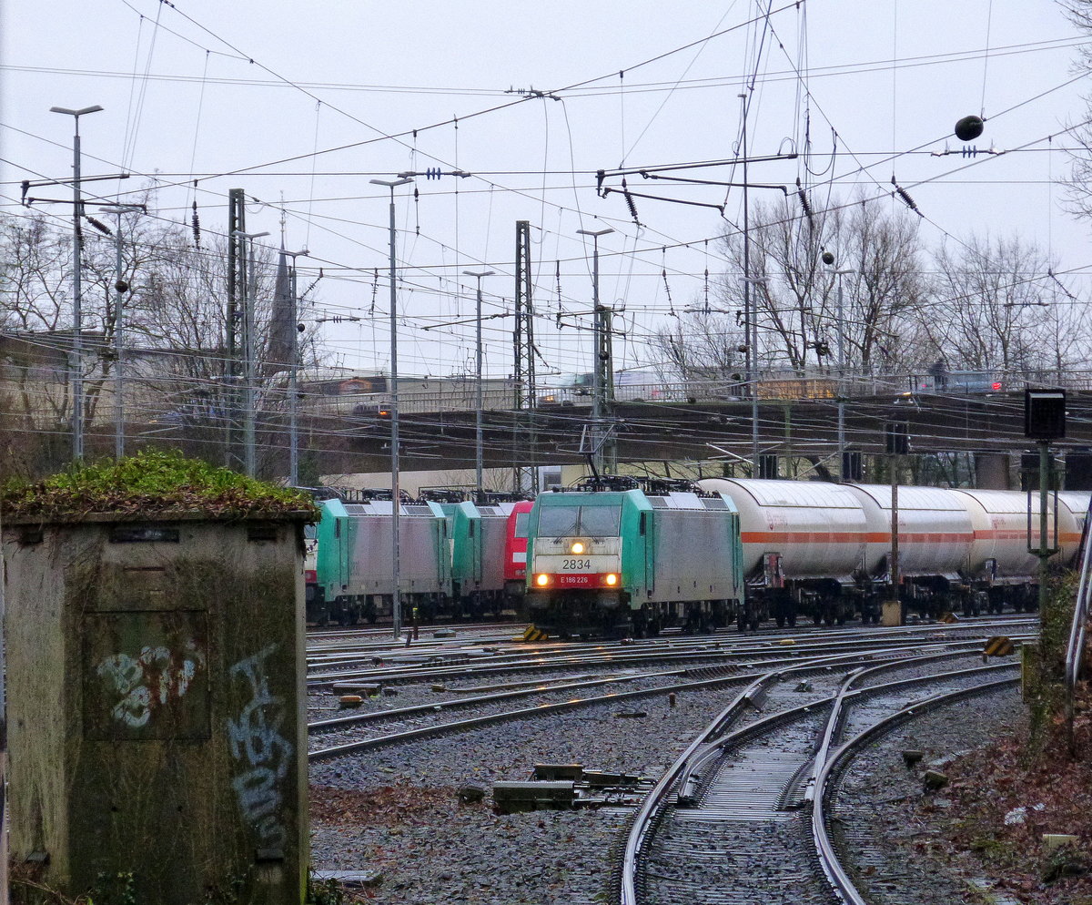 Die Cobra 2834  kommt aus Richtung Montzen/Belgien mit einem  Güterzug aus Antwerpen-Noord(B) nach Köln-Gremberg(D) und fährt in Aachen-West ein. 
Aufgenommen vom Bahnsteig in Aachen-West.
Bei Regenwetter am Nachmittag vom 25.1.2018.