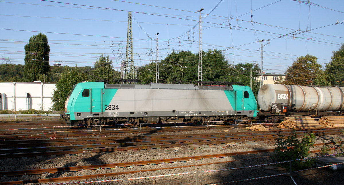 Die Cobra 2834 kommt aus Richtung Montzen/Belgien mit einem Ölzug aus Antwerpen-Petrol(B) nach Heilbronn(D) und fährt in Aachen-West ein. Aufgenommen vom Bahnsteig in Aachen-West. 
Bei Sommerwetter am Nachmittag vom 8.9.2016.