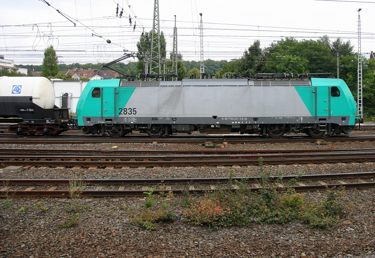 Die Cobra 2835 fährt mit einem langen gemischten Güterzug aus Köln-Gremberg nach Antwerpen-Noord(B) bei der Ausfahrt aus Aachen-West in Richtung Montzen/Belgien. Aufgenommen vom Bahnsteig in Aachen-West bei schönem Sonnenschein am 6.8.2014.