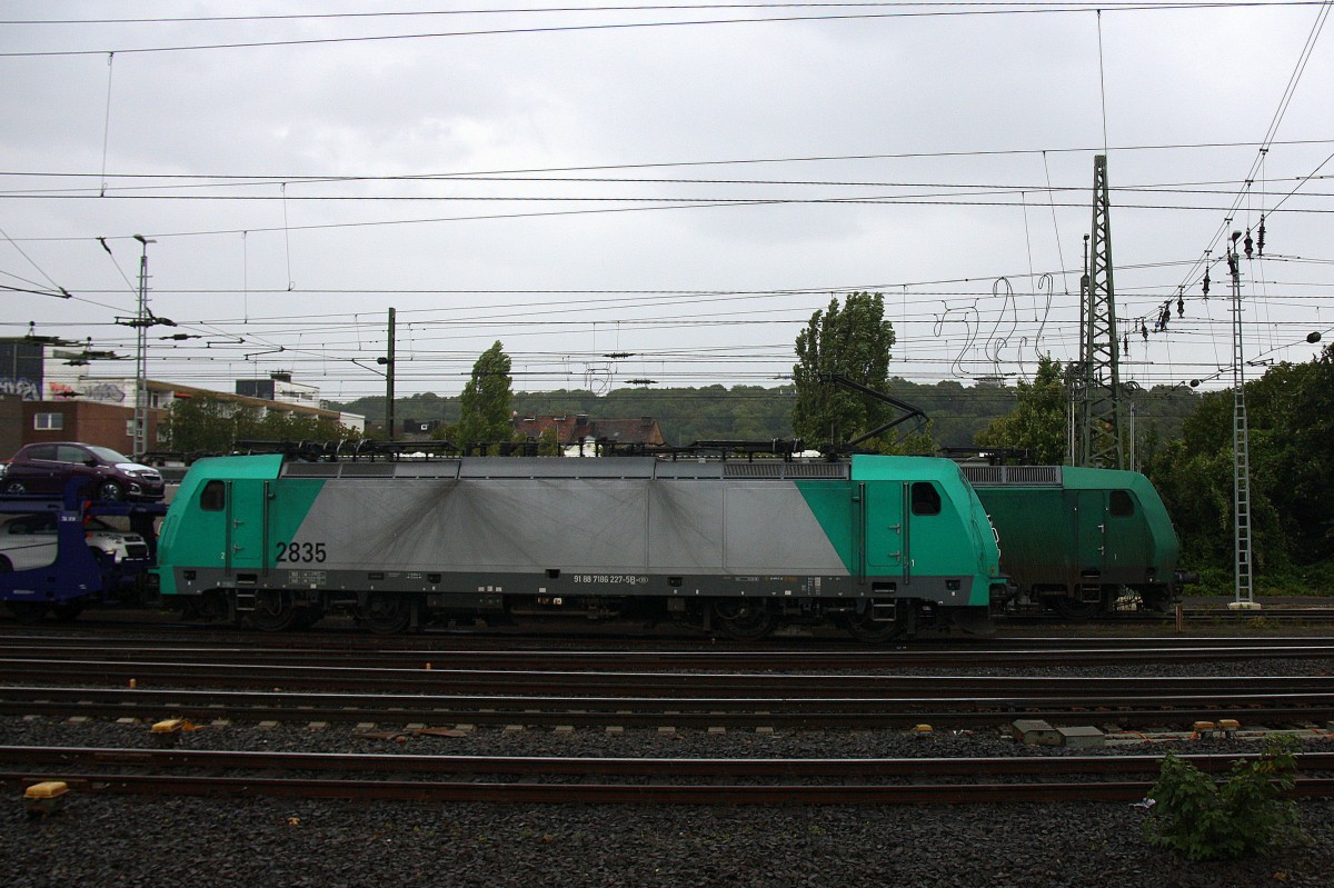 Die Cobra 2835 fährt mit einem langen Peugeot-Auto-Zug aus Kolín(CZ) nach Zeebrugge-Pelikaan(B), bei der Ausfahrt aus Aachen-West in Richtung Montzen/Belgien. 
Aufgenommen vom Bahnsteig in Aachen-West bei Regenwetter am 22.8.2014.