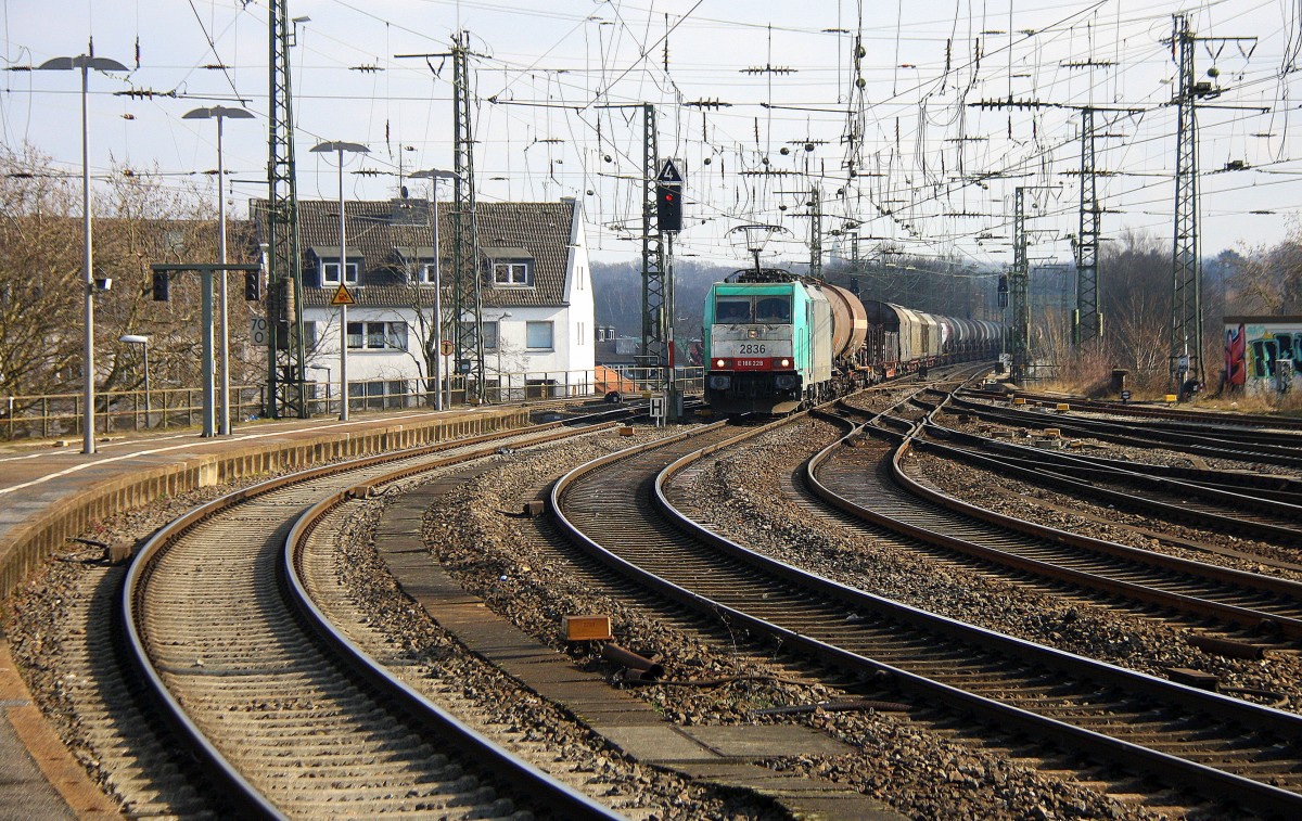 Die Cobra 2836 kommt aus Richtung Köln und fährt durch den Aachener-Hbf und fährt in Richtung Aachen-West mit einem langen gemischten Güterzug aus Köln-Gremberg nach Antwerpen-Noord(B). 
Aufgenommen vom Bahnsteig 3 vom Aachen-Hbf bei schönem Sonnenschein am Nachmittag vom 22.2.2015.