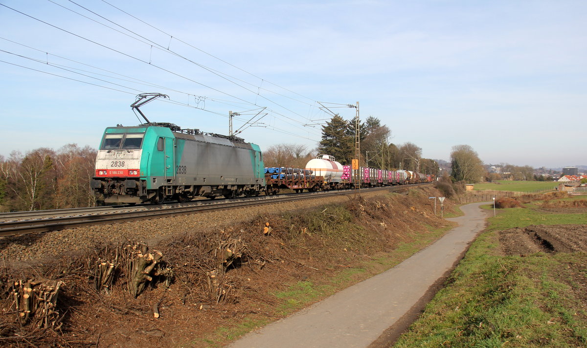 Die Cobra 2838 kommt aus Richtung Aachen-West und fährt die Gemmenicher-Rampe hoch mit einem gemischten Güterzug aus Köln-Gremberg(D) nach Antwerpen-Noord(B) und fährt in Richtung Montzen/Belgien. 
Aufgenommen an der Montzenroute am Gemmenicher-Weg. 
Bei schönem Frühlingswetter am Nachmittag vom 23.2.2019.