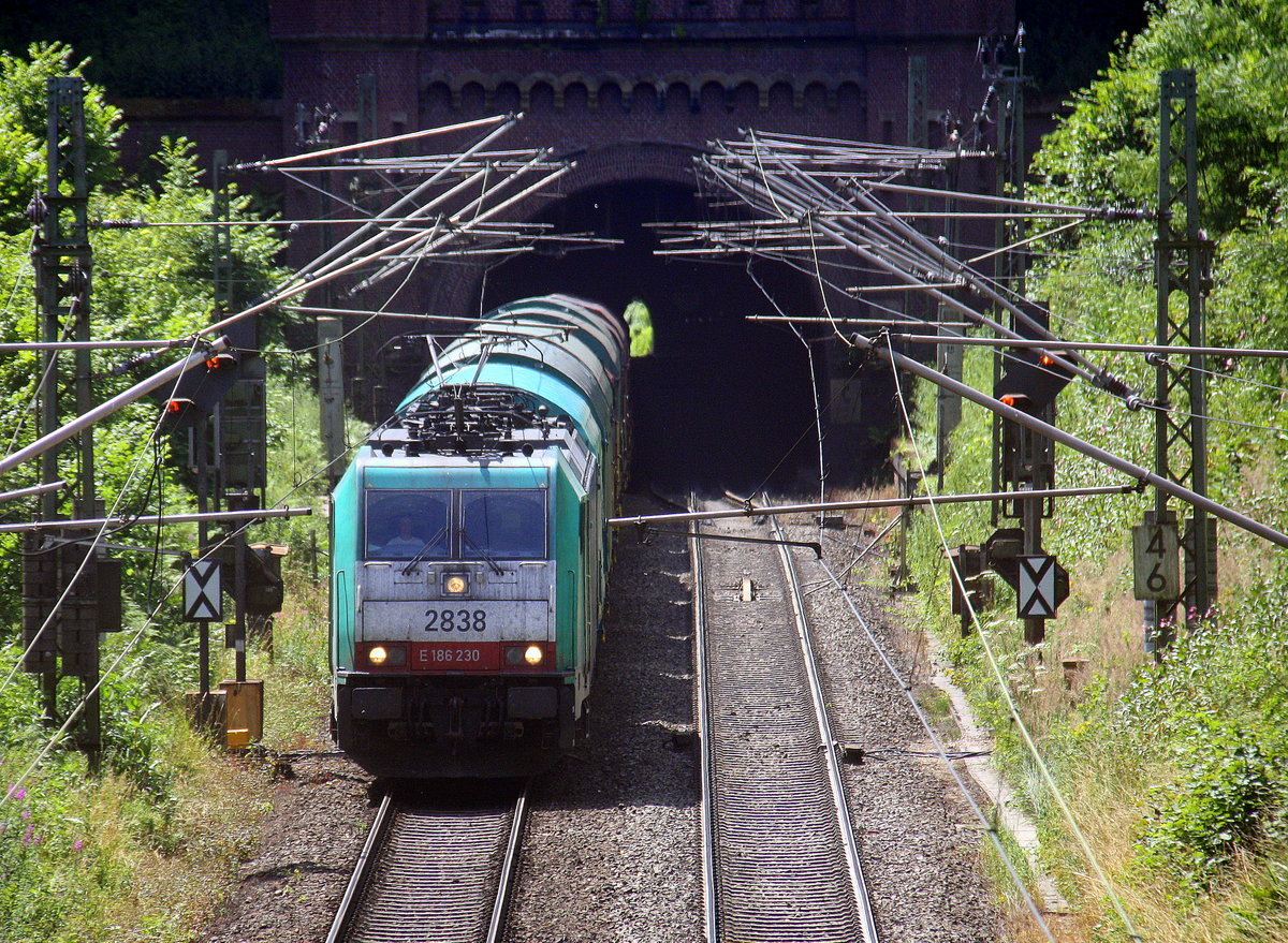 Die Cobra 2838 kommt aus dem Gemmenicher-Tunnel raus mit einem Coilzug aus Kinkempois(B) nach Pirna(D)  und fährt nach Aachen-West und rollt die Gemmenicher-Rampe herunter nach Aachen-West. 
Aufgenommen in Reinartzkehl auf der Montzenroute. 
Bei Sommerwetter am Nachmittag vom 19.7.2016.