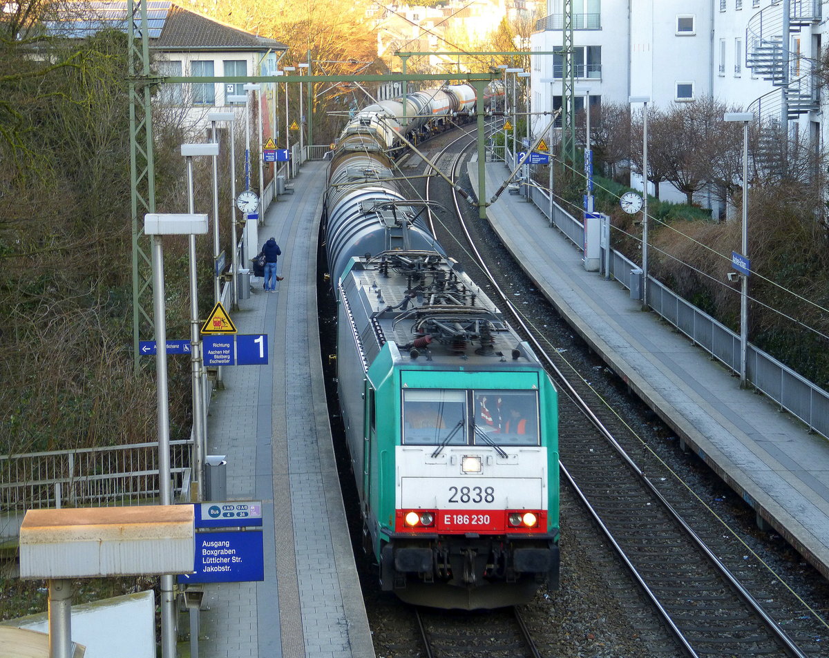 Die Cobra 2838 kommt durch Aachen-Schanz mit einem Kesselzug aus Antwerpen-BASF(B) nach Ludwigshafen-BASF(D) und kommt aus Richtung Aachen-West und fährt in Richtung Aachen-Hbf,Aachen-Rothe-Erde,Stolberg-Hbf(Rheinland)Eschweiler-Hbf,Langerwehe,Düren,Merzenich,Buir,Horrem,Kerpen-Köln-Ehrenfeld,Köln-West,Köln-Süd. Aufgenommen von der Brücke in Aachen-Schanz. 
Am Kalten Morgen vom 14.2.2018.