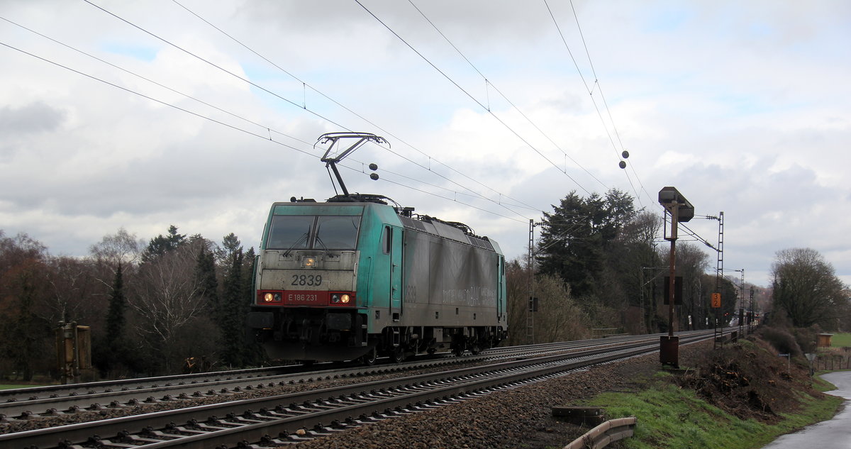 Die Cobra 2839  kommt als Lokzug von Aachen-West nach Belgien und fährt die Gemmenicher-Rampe hoch. 
Aufgenommen an der Montzenroute am Gemmenicher-Weg. 
Bei Sonne und Regenwolken am Mittag vom 5.3.2019.