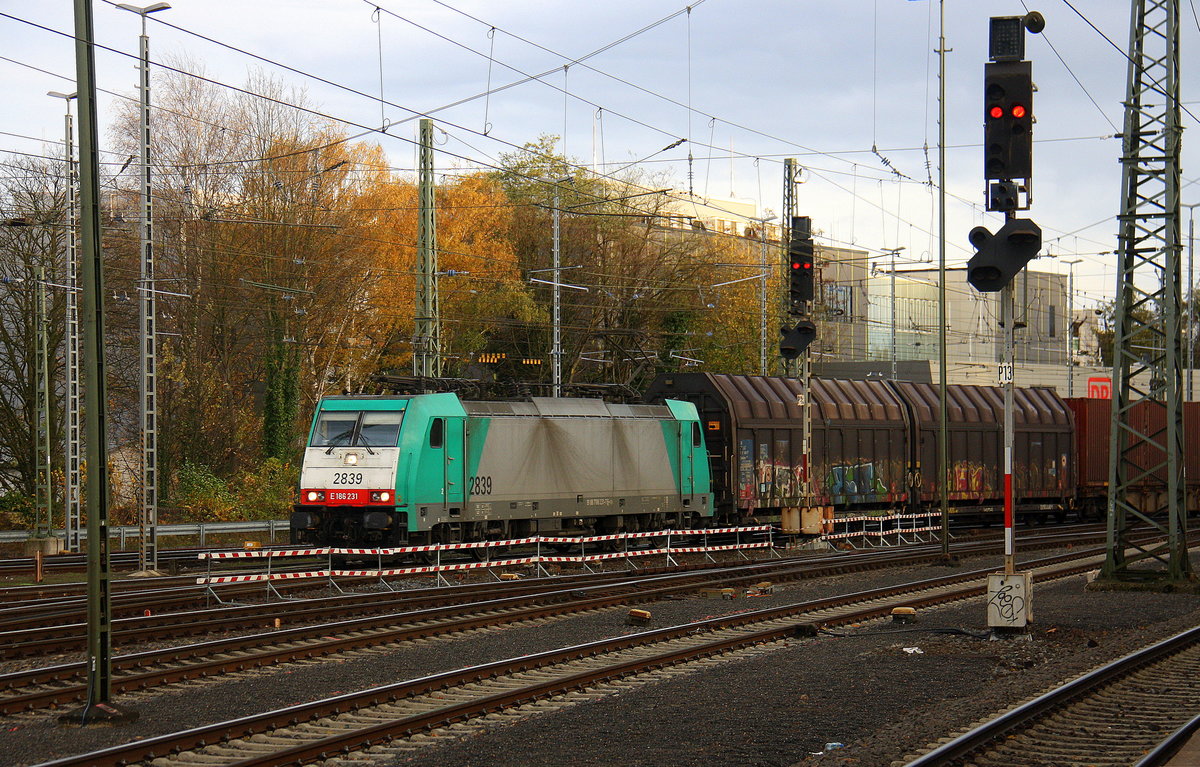 Die Cobra 2839 kommt als umleiter aus Richtung Montzen/Belgien mit einem Volvo-Containerzug aus Gent(B) nach Almhult(S) und fährt in Aachen-West ein. 
Aufgenommen vom Bahnsteig in Aachen-West.
Bei Sonnenschein und Wolken am Nachmittag vom 21.11.2016.