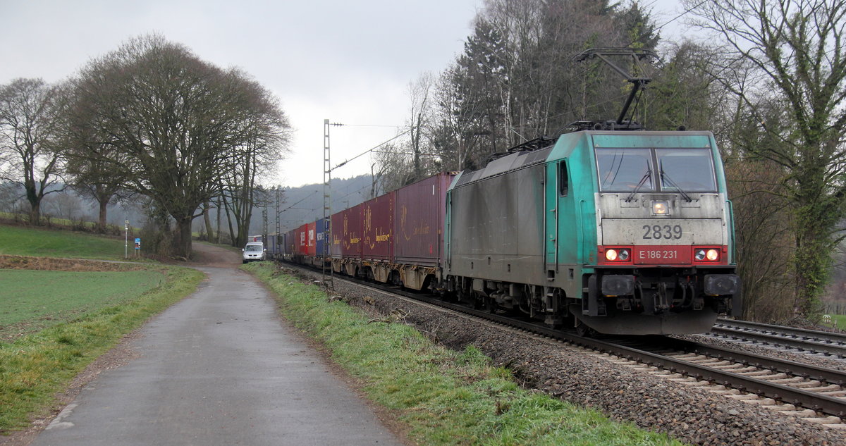 Die Cobra 2839 kommt die Gemmenicher-Rampe herunter nach Aachen-West mit einem Containerzug aus Belgien nach Aachen-West(D)  und fährt in Richtung Aachen-West. 
Aufgenommen an der Montzenroute am Gemmenicher-Weg. 
Bei Sonne und Regenwolken am Nachmittag vom 22.2.2019.