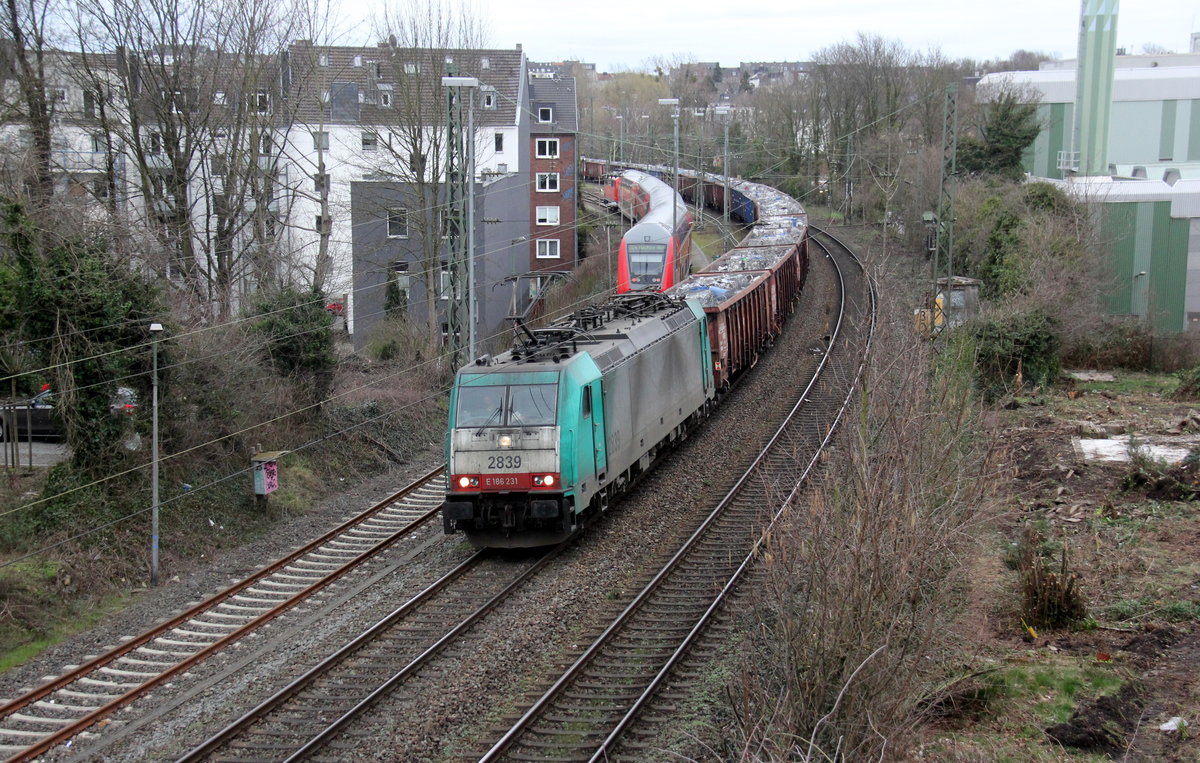 Die Cobra 2839 kommt mit einem Schrottzug aus Köln-Kalk(D) nach Genk-Goederen(B) und fährt in Richtung Aachen-Schanz,Aachen-West. 
Aufgenommen von einer Brücke von der Weberstraße in Aachen. 
Am Nachmittag vom 12.3.2019.