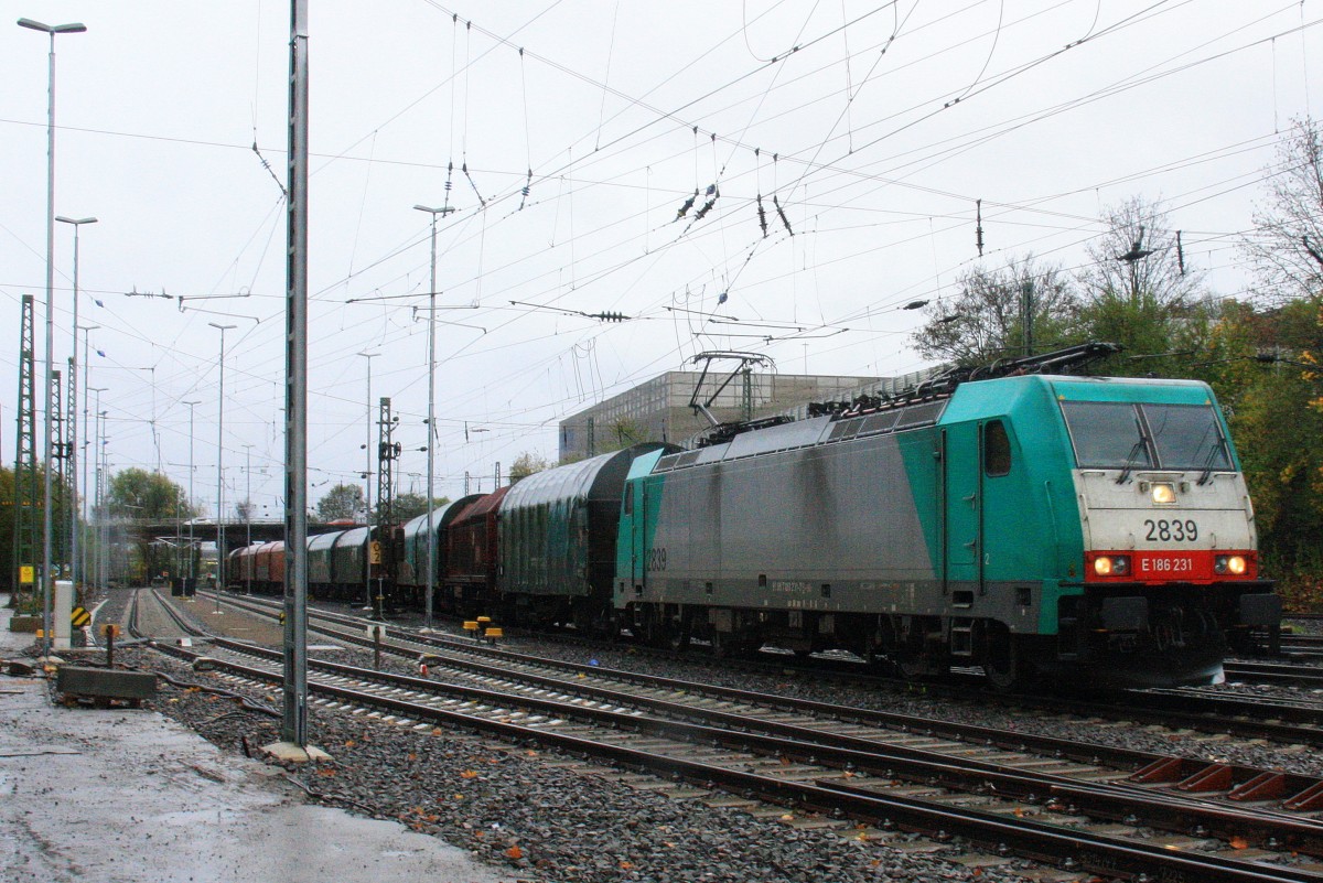 Die Cobra 2839 kommt mit einem langen gemischten Gterzug aus Antwerpen-Noord(B) nach Kln-Gremberg und fhrt in Aachen-West bei Regenwetter am Nachtmittag vom 2.11.2013.