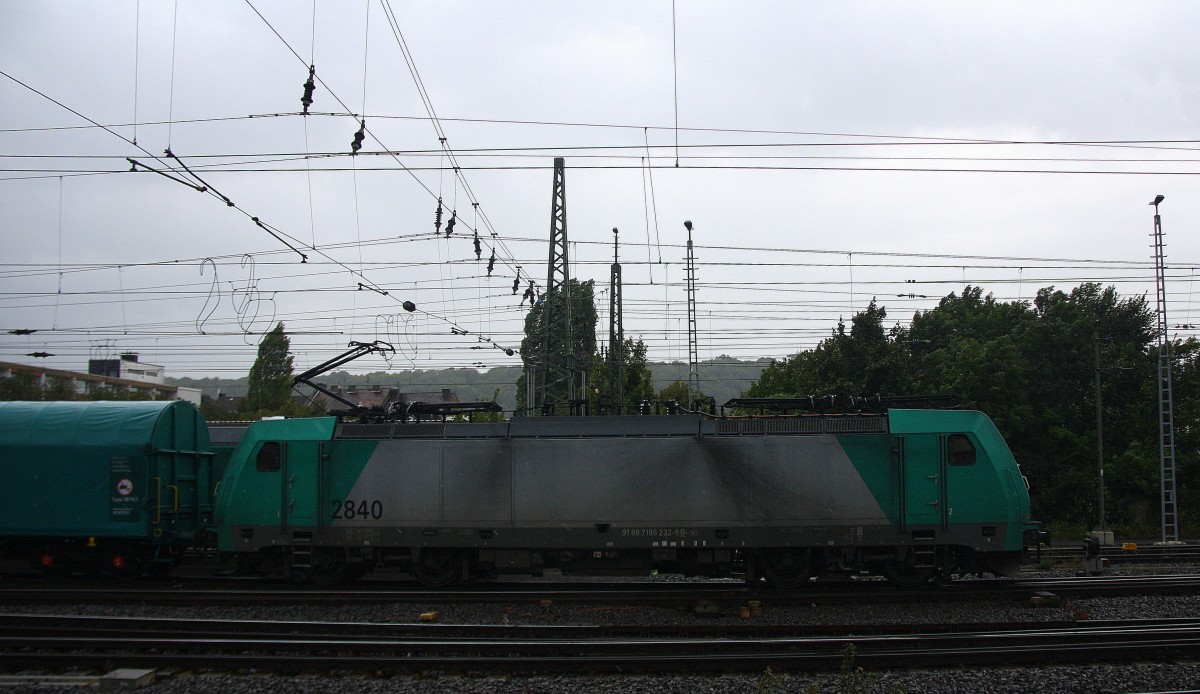 Die Cobra 2840 fährt mit einem langen gemischten Güterzug aus Köln-Gremberg nach Antwerpen-Noord(B) bei der Ausfahrt aus Aachen-West in Richtung Montzen/Belgien. Aufgenommen vom Bahnsteig in Aachen-West bei Regenwetter am 22.8.2014.