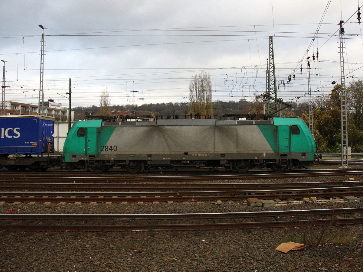 Die Cobra 2840 fährt mit einem Containerzug aus Gallarate(I) nach Zeebrugge(B) ,aufgenommen bei der Ausfahrt aus Aachen-West in Richtung Montzen/Belgien. 
Aufgenommen vom Bahnsteig in Aachen-West.
Bei Regenwolken am 15.11.2015.